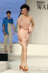 组图：袁泉产后复出粉嫩走秀 优雅秀香肩显成熟