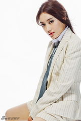 组图：秦岚登《外滩画报》封面展现自我真性情