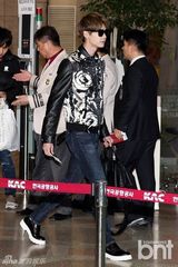 组图：李钟硕穿花夹克 与中国粉丝共度情人节