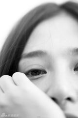 组图：熊乃瑾素颜黑白写真 清新淡雅展露真实自我