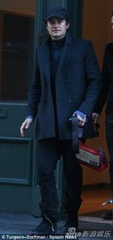 组图：奥兰多独自带子出街 小弗林迷你大衣抢镜