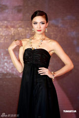 幻灯图：熊黛林超短裙装性感亮相 不慎露底走光