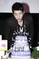 组图：朴施厚与粉丝共同收看《清潭洞》大结局