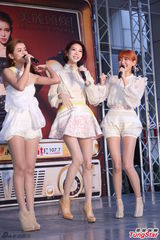 组图：Dream Girls露腿办签唱 明道帅气助阵