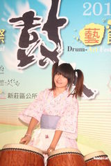 组图：许雅涵化身日系“萌女” 展现惊人鼓艺