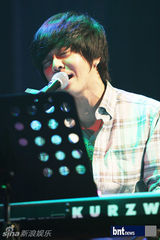 组图：韩星尹道贤出演慈善义卖会展天籁歌喉