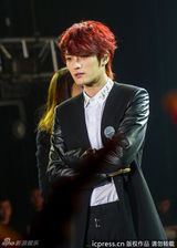 组图：金在中上海个唱展摇滚魅力 下厨喂粉丝