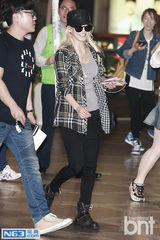 组图：少女时代孝渊亮相机场 心情好向粉丝比V