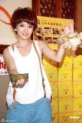 幻灯图：郭采洁包粽子迎端午 祝福考生金榜题名 