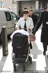 组图：莉莉艾伦携宝宝做客节目 墨镜遮面心情好