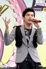 组图：周杰伦台北办签唱会不忘逗笑揶揄狗仔