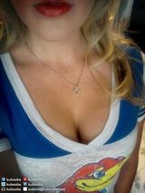 组图：美大学生晒乳沟鼓励球队创佳绩成流行