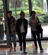 组图：周笔畅潮人装亮相扮酷 遭遇偷拍熟视无睹