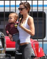 组图：超模米兰达-可儿抱宝宝出街 秀火辣身材