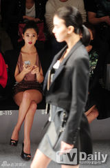 组图：Rainbow等亮相时装周 Clara大露事业线