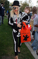 高清：克莉丝汀儿子曝光 母子俩骷髅装参加派对