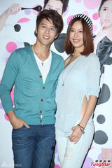 组图：陈庭妮赞胡宇威演技 娇羞称其时刻都在