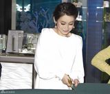 组图：秦海璐白色洋装显气质 倡导海洋保护