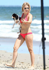 组图：《摇滚年代》女星朱利安穿比基尼秀曼妙身姿