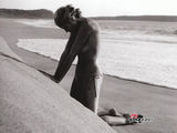 高清组图：超模海蒂-克鲁姆沙滩拍摄裸体写真