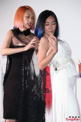 组图：小S杨丞琳同性暧昧 激情互摸挑逗尺度大