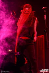 组图：陈绮贞亲吻女乐手 开唱超时男友交罚款