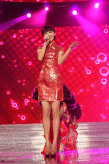 组图：唐嫣亮相国剧盛典粉色长裙明艳动人