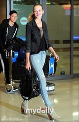 组图：加拿大名模希瑟马克斯访韩深V网纹装性感