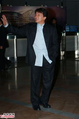 组图：晶刚香港婚礼 成龙休闲西装现身大气招呼媒体