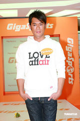 幻灯图：古天乐笑言身材不输模特 被女模视为偶像