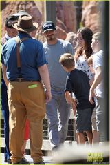 组图：小贝全家玩转迪斯尼 女儿Harper备受宠爱