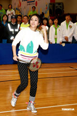 幻灯图：谢安琪飒爽运动装亮相 变身羽毛球健将