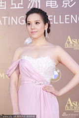 组图：汪诗诗表妹湛淇清红毯亮相粉裙美艳