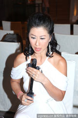 组图：叶倩文女神装扮宣传个唱 扭腰搏命练舞