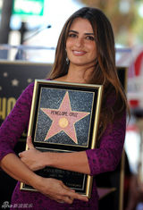 组图：克鲁兹入驻星光大道成西班牙第一人 笑拥德普