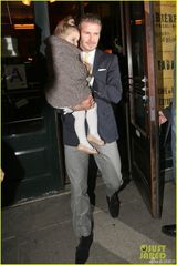 组图：小贝携四子女亮相时装周 为贝嫂秀场撑场