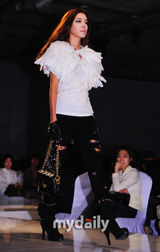 组图：朴秀珍等亮相服装秀 金圭丽走秀气质十足