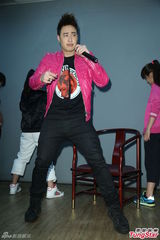 组图：潘玮柏摇下体跳哈林摇 对新恋情没有期待