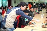 组图：韩星郑俊浩出席志愿活动献爱心