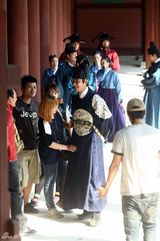 高清组图：朱智勋拍《我是王》穿古装显气势