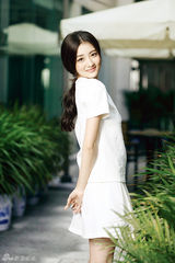 组图：徐璐时尚青春写真 甜美清新“童心未泯”