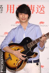 组图：严爵赠千万大礼为母庆生 另一半要孝顺