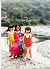 组图：徐若瑄童年萌照曝光 烂漫犹若小花