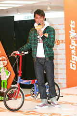 幻灯图：古天乐笑言身材不输模特 被女模视为偶像