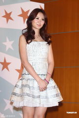 组图：天心黑色深V礼服性感出席记者会