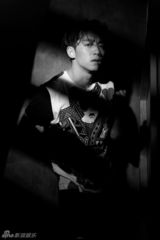 组图：郑恺黑白大片性感颠覆 眼线光影幽暗魅惑