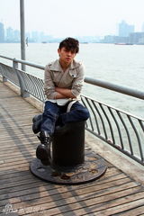 组图：强宇首次触电电影 时装大片显范儿