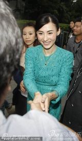 组图：张柏芝亮相变握手会 绿裙优雅难掩膝盖伤痕