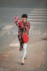 组图：白百何潮范儿街拍 高腰牛仔复古时尚