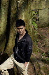 组图：田亮暖春户外写真 展健康成熟形象